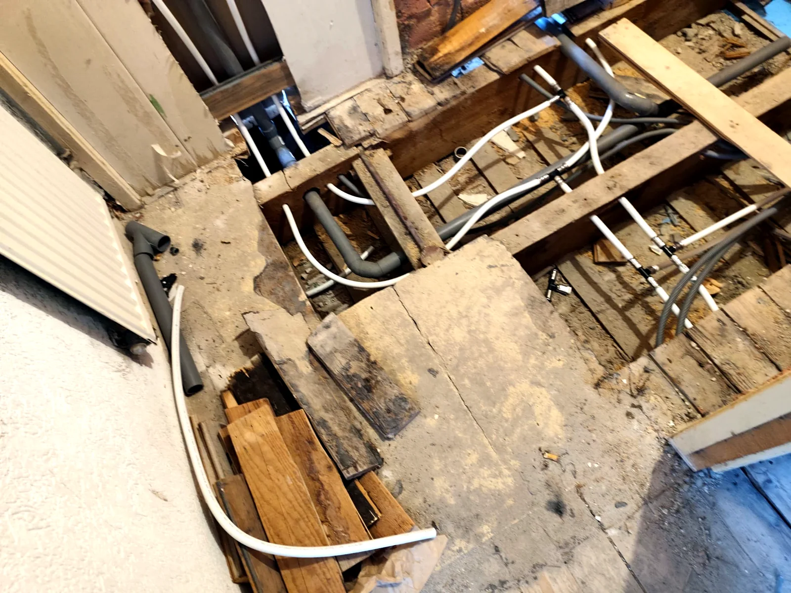 Leidingwerk door de balklaag