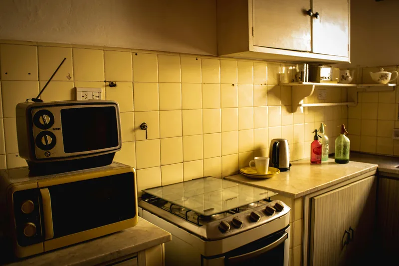 Oude verhuurkeuken voor renovatie-keuze