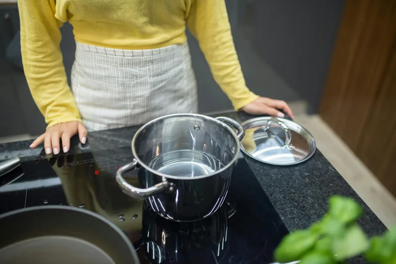 Inductie-kookplaat in moderne verhuurkeuken