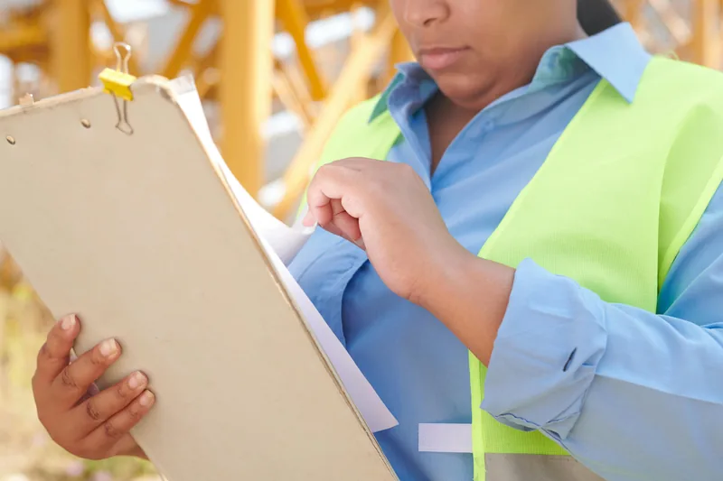 Schouw in keukenruimte met clipboard