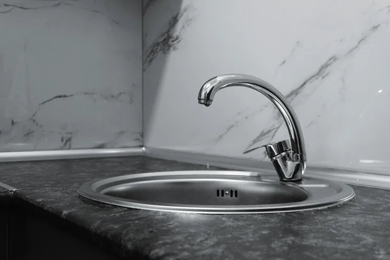 RVS spoelbak met kraan in keuken