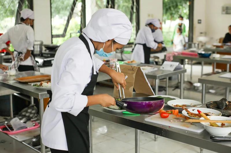 Studentenkeuken in gebruik