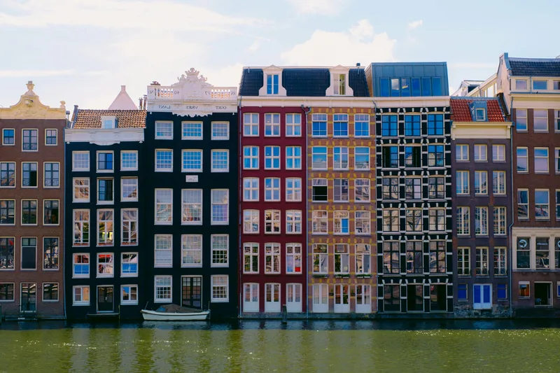 Amsterdams kamerverhuur-pand aan gracht