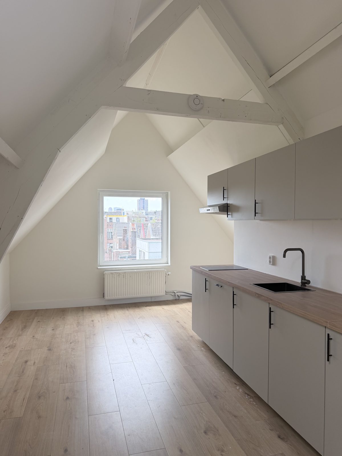 Zolderkeuken Rotterdam met houten blad